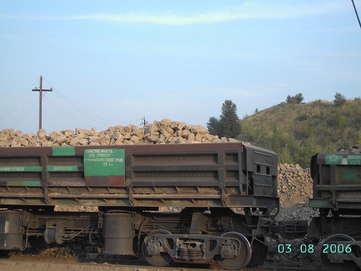 Погрузка. Бутовый камень в думпкарах.