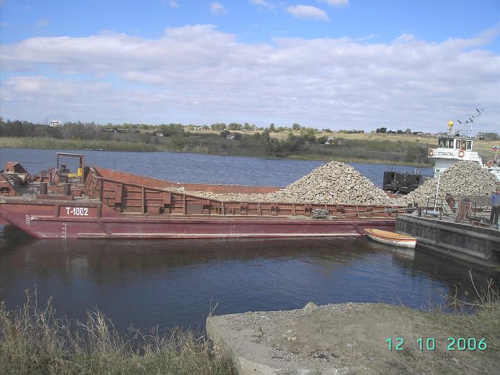 Погрузка. Баржа с бутовым камнем.