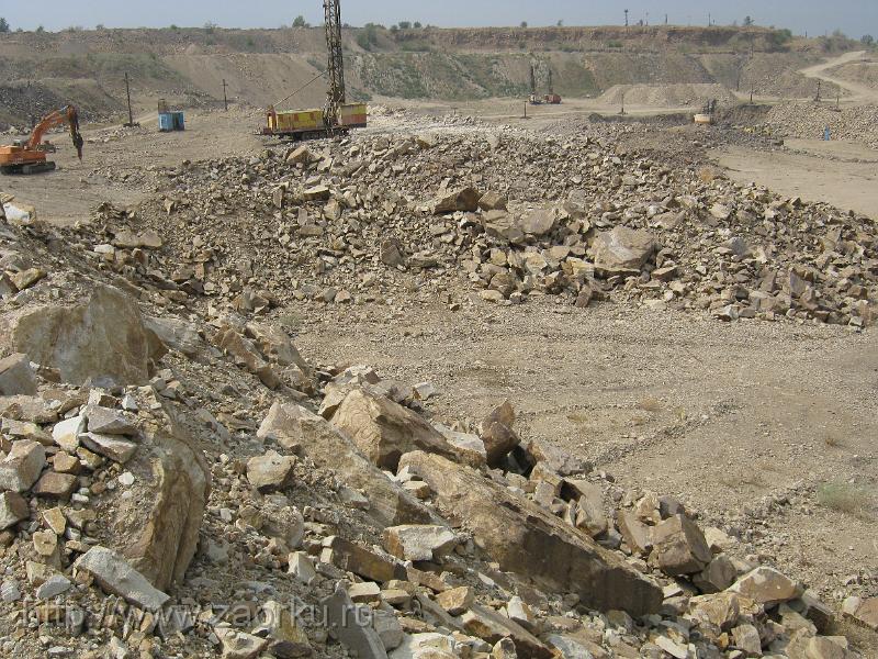 Карьер. Буровая установка. Гидромолот.