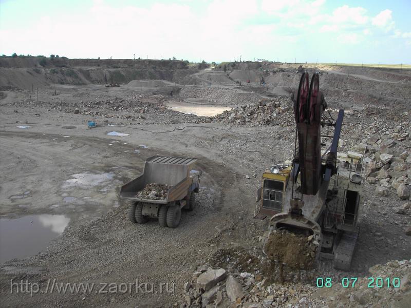Карьер. Погузка горной массы в Белаз.