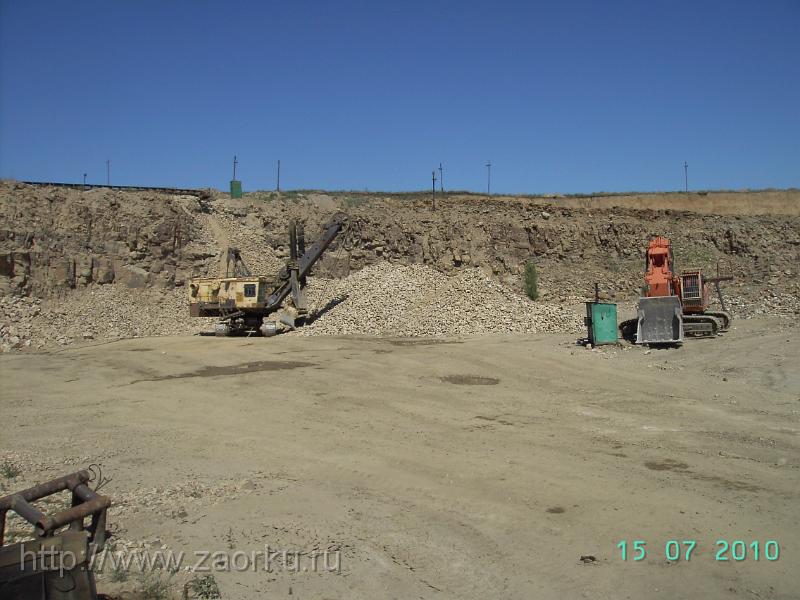 Карьер. Грохот. Два экскаватора/