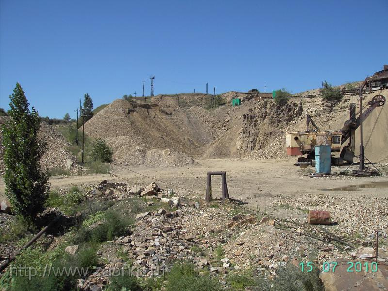 Горы щебня в карьере.